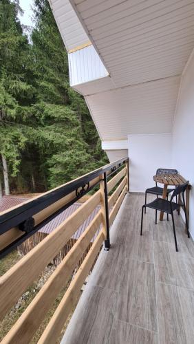 شرفة/ تراس, Pensiunea Mădălina (Pensiunea Madalina) in Durau شرفة/ تراس, Pensiunea Mădălina (Pensiunea Madalina) in Durau