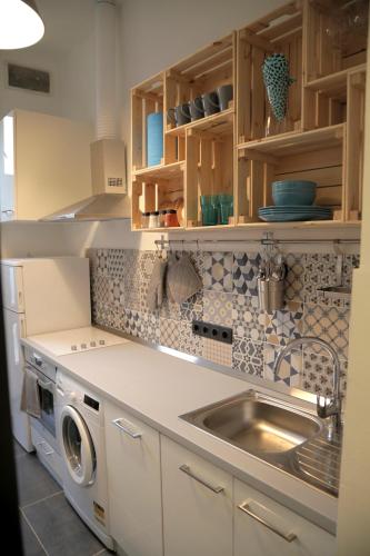 Kitchen, Hi-Bp Sweety Blue Apartman near Vidámpark (Park of Entertainment) Kitchen, Hi-Bp Sweety Blue Apartman near Vidámpark (Park of Entertainment)
