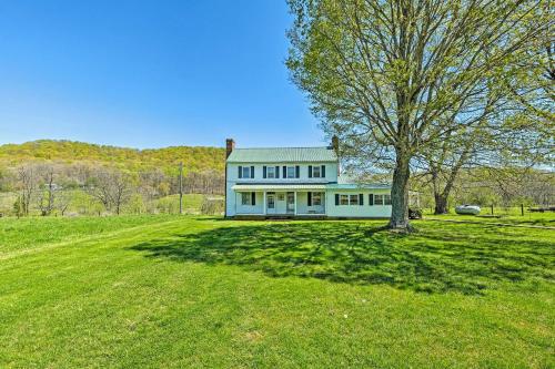 Renovated KY Farmhouse Retreat with Pasture Views! in 溫徹斯特 Renovated KY Farmhouse Retreat with Pasture Views! in 溫徹斯特