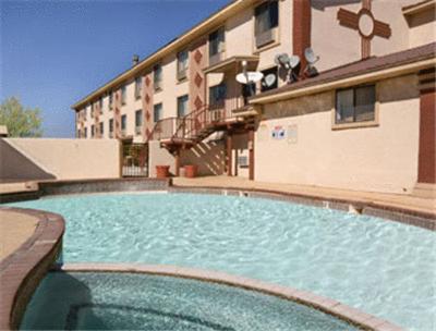 Swimming pool, Super 8 By Wyndham Carlsbad in Carlsbad (NM) Swimming pool, Super 8 By Wyndham Carlsbad in Carlsbad (NM)