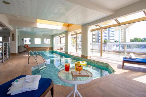 游泳池, 弗洛里亞諾波利斯美居會議酒店 (Mercure Florianopolis Convention Hotel) in 伊塔科魯比 游泳池, 弗洛里亞諾波利斯美居會議酒店 (Mercure Florianopolis Convention Hotel) in 伊塔科魯比