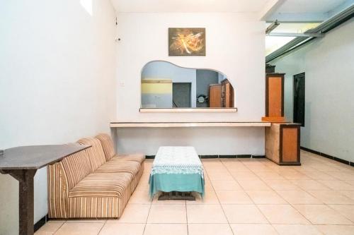 RedDoorz @ Jotel Guest House Medan in Medan Perjuangan RedDoorz @ Jotel Guest House Medan in Medan Perjuangan