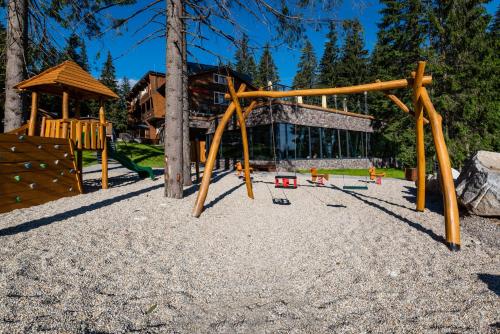ملعب للأطفال, Hotel Bjornson & Bjornson TREE HOUSES Jasna in ديمانوفسكا دولينا ملعب للأطفال, Hotel Bjornson & Bjornson TREE HOUSES Jasna in ديمانوفسكا دولينا