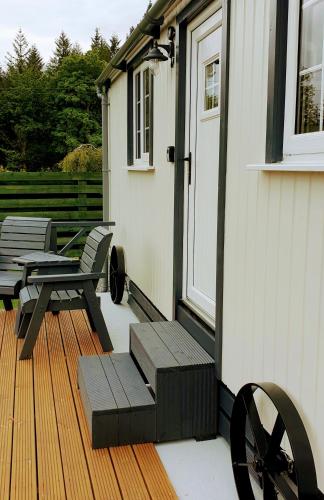 Terraza/balcón, Cozy Shepherd hut 20 by 7 feet with boxed in high double bed in Kyle of Lochalsh Terraza/balcón, Cozy Shepherd hut 20 by 7 feet with boxed in high double bed in Kyle of Lochalsh