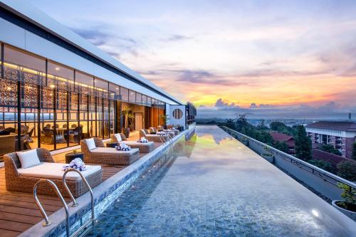 สระว่ายน้ำ, โรงแรม เดอะ มโนฮาระ ยงยาการ์ตา (The Manohara Hotel Yogyakarta) in ยอร์กยาการ์ตา สระว่ายน้ำ, โรงแรม เดอะ มโนฮาระ ยงยาการ์ตา (The Manohara Hotel Yogyakarta) in ยอร์กยาการ์ตา