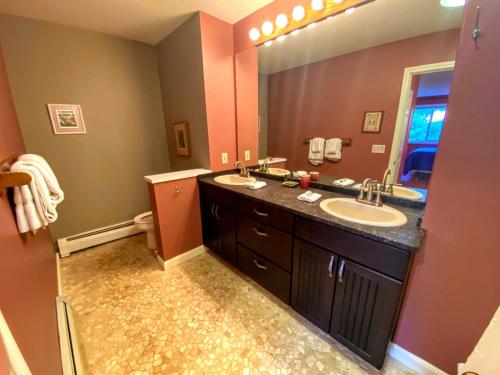 Ванная комната, F6 Townhome with golf course and mountain views in Bretton Woods next to Mt Washington HotelF6 in Кэррол (Нью-Гэмпшир) Ванная комната, F6 Townhome with golf course and mountain views in Bretton Woods next to Mt Washington HotelF6 in Кэррол (Нью-Гэмпшир)