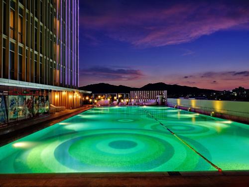 Úszómedence, Holiday Inn Guangzhou South Lake By IHG in Baiyun kerület Úszómedence, Holiday Inn Guangzhou South Lake By IHG in Baiyun kerület