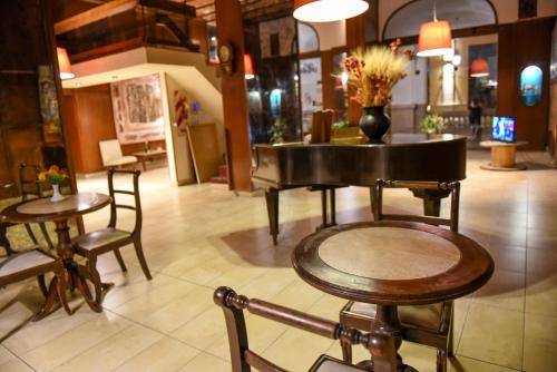 Shared lounge/TV area, Hotel Sussex in Cordoba Shared lounge/TV area, Hotel Sussex in Cordoba