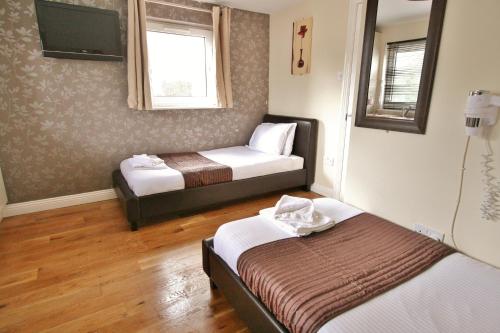 Central Studios Gloucester Road by RoomsBooked - Free Parking in เชลเท็นฮาร์น Central Studios Gloucester Road by RoomsBooked - Free Parking in เชลเท็นฮาร์น