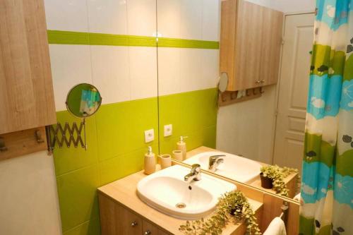 Bathroom, Spacieux T3 Lumineux Port Marianne with PARKING PRIVE in Aiguerelles Bathroom, Spacieux T3 Lumineux Port Marianne with PARKING PRIVE in Aiguerelles