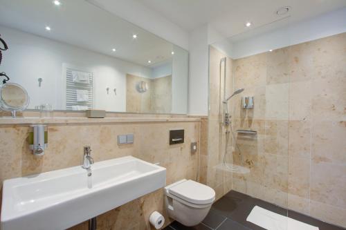 Ванна кімната, Qube Hotel Bahnstadt in Heidelberg Ванна кімната, Qube Hotel Bahnstadt in Heidelberg