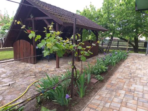 Tavasz Nyaralo in โปรอสซโล่ Tavasz Nyaralo in โปรอสซโล่