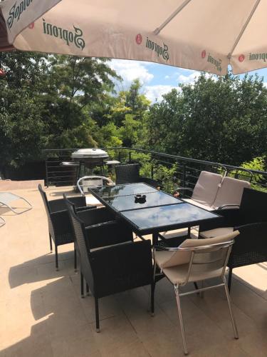 ระเบียง/ชานเรือน, ‘NEW’ Sunkissed Villa on the Old Hill in บาลาโตนัลมาดิ ระเบียง/ชานเรือน, ‘NEW’ Sunkissed Villa on the Old Hill in บาลาโตนัลมาดิ