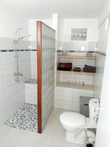 Bathroom, Appartement cosy Le Marin 60 m² + jardin in Le Vauclin Bathroom, Appartement cosy Le Marin 60 m² + jardin in Le Vauclin