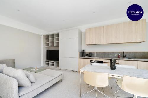 STYLISH DARLINGHURST UNIT // NEW & MODERN