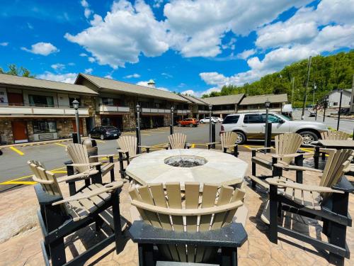 Exterior view, Howard Johnson by Wyndham Downtown Gatlinburg near Big Daddy's Pizzeria Exterior view, Howard Johnson by Wyndham Downtown Gatlinburg near Big Daddy's Pizzeria