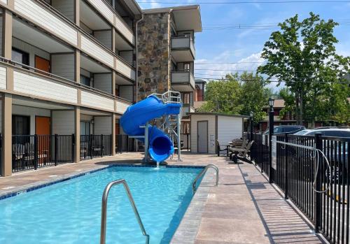 مسبح, هاورد جونسن باي ويندهام داون تاون جاتلينبيرج (Howard Johnson by Wyndham Downtown Gatlinburg) in جاتلينبرج مسبح, هاورد جونسن باي ويندهام داون تاون جاتلينبيرج (Howard Johnson by Wyndham Downtown Gatlinburg) in جاتلينبرج