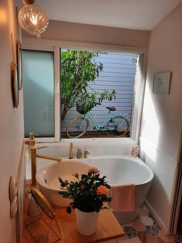Badkamer, Charmant logement T2 à 2 pas de la mer (Charmant logement T2 a 2 pas de la mer) in Granville Badkamer, Charmant logement T2 à 2 pas de la mer (Charmant logement T2 a 2 pas de la mer) in Granville