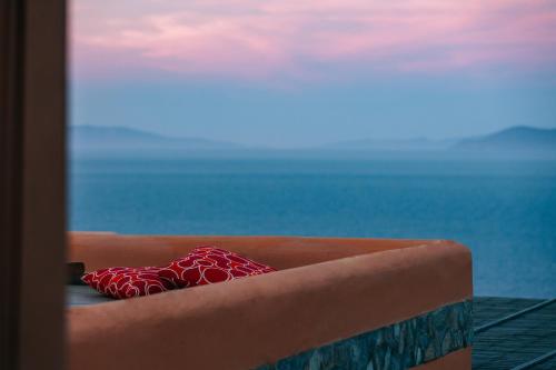 Erkély/terasz, Front Row Seat to the Aegean by Neuvel in Ioulida Erkély/terasz, Front Row Seat to the Aegean by Neuvel in Ioulida