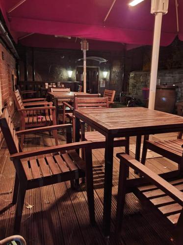 נוף חוץ, The Bucks Head Hotel in צ'רצ' סטרטון נוף חוץ, The Bucks Head Hotel in צ'רצ' סטרטון