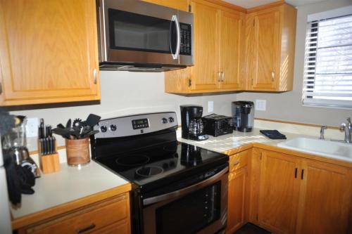 Kitchen, Rr-interlaken 08 in June Lake (CA) Kitchen, Rr-interlaken 08 in June Lake (CA)