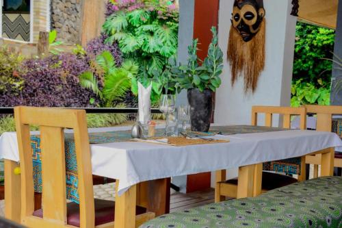 Restaurace, Palm garden resort in Gisenyi Restaurace, Palm garden resort in Gisenyi