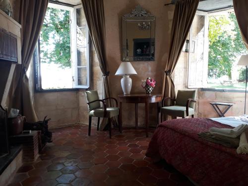 La chambre de la Tour in Lugon-et-l'Ile-du-Carnay La chambre de la Tour in Lugon-et-l'Ile-du-Carnay