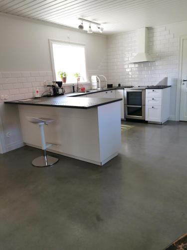 Cocina, Idyllisk nybyggd stuga på Sollerön. (Idyllisk nybyggd stuga pa Solleron.) in Falun City Center Cocina, Idyllisk nybyggd stuga på Sollerön. (Idyllisk nybyggd stuga pa Solleron.) in Falun City Center