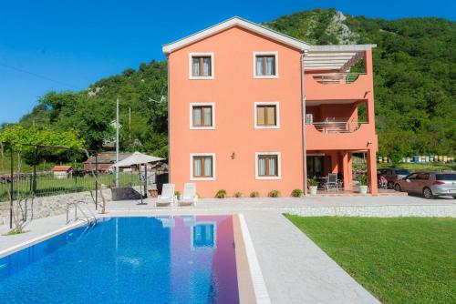 Milas Trojica Kotor in تروجيكا Milas Trojica Kotor in تروجيكا