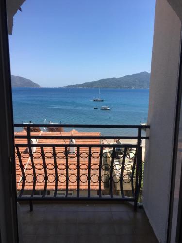 ระเบียง/ชานเรือน, SERİN HOTEL (SERIN HOTEL) in มาร์มาริส ระเบียง/ชานเรือน, SERİN HOTEL (SERIN HOTEL) in มาร์มาริส