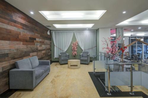 Quầy bar/Pub, Quest Hotel Darmo - Surabaya by ASTON in Surabaya Quầy bar/Pub, Quest Hotel Darmo - Surabaya by ASTON in Surabaya