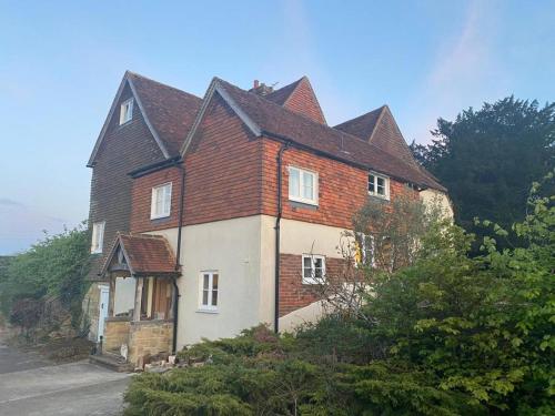 Pohled zvenku, Church Farmhouse, Surrey, Sleeps 10, Large Garden in Crowhurst Pohled zvenku, Church Farmhouse, Surrey, Sleeps 10, Large Garden in Crowhurst