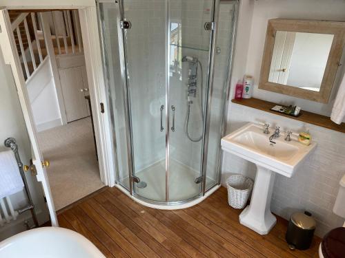 Koupelna, Church Farmhouse, Surrey, Sleeps 10, Large Garden in Crowhurst Koupelna, Church Farmhouse, Surrey, Sleeps 10, Large Garden in Crowhurst