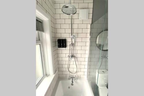 Bathroom, Spacious 2 Bed APT sleeps 4 near Bournemouth Beach in Redhill Bathroom, Spacious 2 Bed APT sleeps 4 near Bournemouth Beach in Redhill
