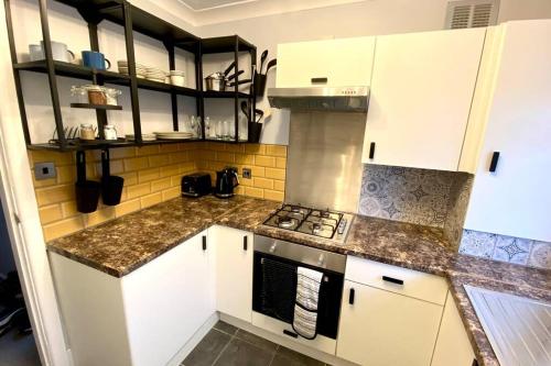Kitchen, Spacious 2 Bed APT sleeps 4 near Bournemouth Beach in Redhill Kitchen, Spacious 2 Bed APT sleeps 4 near Bournemouth Beach in Redhill