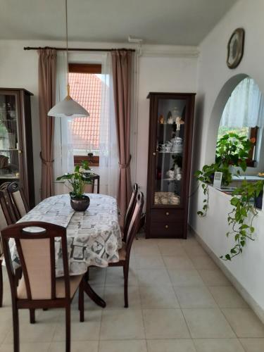 อาหารและเครื่องดื่ม, Anna vendeghaz in ทิฮานี่ อาหารและเครื่องดื่ม, Anna vendeghaz in ทิฮานี่
