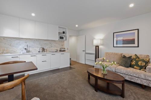 Queenstown House Lakeside - main image