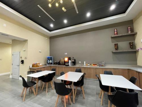 Food and beverages, Palace Inn Blue Houston East Beltway 8 in Cloverleaf Food and beverages, Palace Inn Blue Houston East Beltway 8 in Cloverleaf