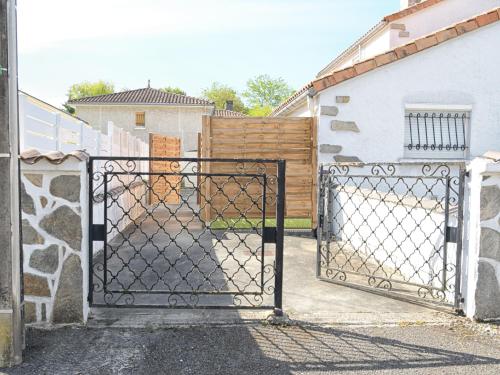 Bejárat, T2 - 28m2 avec cour et stationnement, wifi et linge fournis in Angoulême Bejárat, T2 - 28m2 avec cour et stationnement, wifi et linge fournis in Angoulême