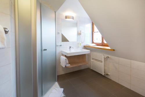 Bathroom, Landgasthof Vogelsang OHG in Weichering Bathroom, Landgasthof Vogelsang OHG in Weichering