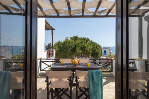 balkon/terras, Cochili Rooms & Apartments near Syros Island National Airport balkon/terras, Cochili Rooms & Apartments near Syros Island National Airport