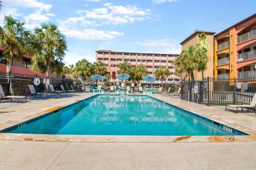 Swimming pool, Beachfront Palms Hotel in Galveston (TX) Swimming pool, Beachfront Palms Hotel in Galveston (TX)