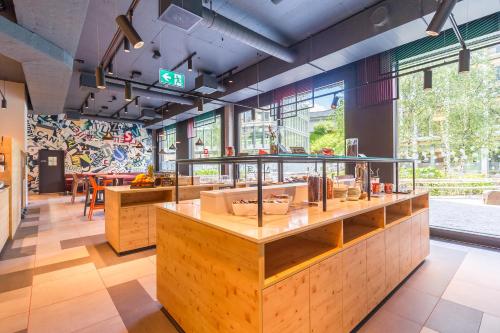Φαγητό και ποτό, MEININGER Hotel Zürich Greencity (MEININGER Hotel Zurich Greencity) in Zürich Φαγητό και ποτό, MEININGER Hotel Zürich Greencity (MEININGER Hotel Zurich Greencity) in Zürich