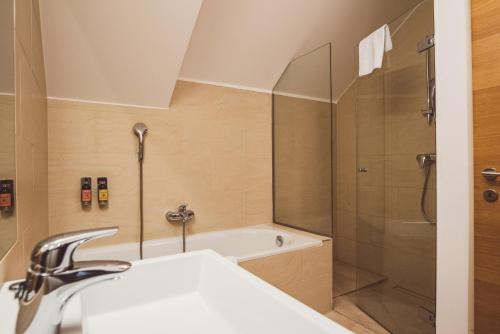 Bathroom, Heritage Hotel Hallstatt in Hallstatt Bathroom, Heritage Hotel Hallstatt in Hallstatt
