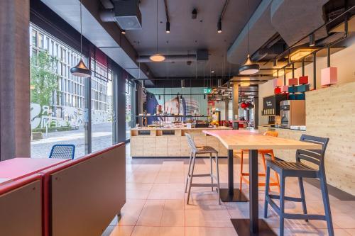 Їжа та напої, MEININGER Hotel Zürich Greencity (MEININGER Hotel Zurich Greencity) in Zürich Їжа та напої, MEININGER Hotel Zürich Greencity (MEININGER Hotel Zurich Greencity) in Zürich
