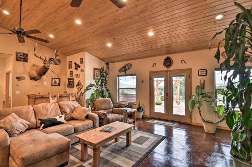 Stunning Home with Fire Pit, 11 Mi to Mt Yale! in 阿斯彭 (CO) Stunning Home with Fire Pit, 11 Mi to Mt Yale! in 阿斯彭 (CO)