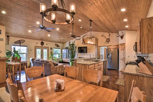 Stunning Home with Fire Pit, 11 Mi to Mt Yale! in 阿斯彭 (CO) Stunning Home with Fire Pit, 11 Mi to Mt Yale! in 阿斯彭 (CO)