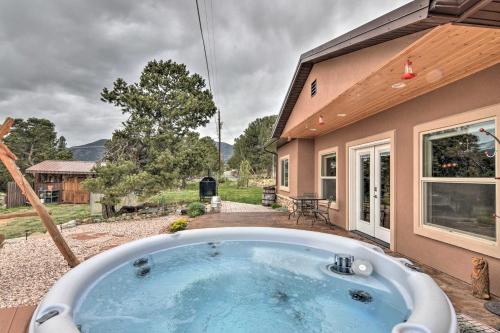 Stunning Home with Fire Pit, 11 Mi to Mt Yale! in 阿斯彭 (CO) Stunning Home with Fire Pit, 11 Mi to Mt Yale! in 阿斯彭 (CO)