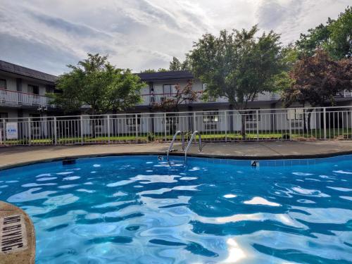 Πισίνα, Sprucewood Inn in Ιλυρία(Οχάιο) Πισίνα, Sprucewood Inn in Ιλυρία(Οχάιο)