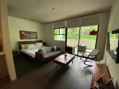 BEE Suites Santa Ana in Santa Ana BEE Suites Santa Ana in Santa Ana